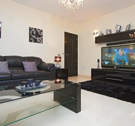 In Puerto Del Carmen Sleeps 8 With Pool And Air Con Willa Puerto del Carmen (Lanzarote)