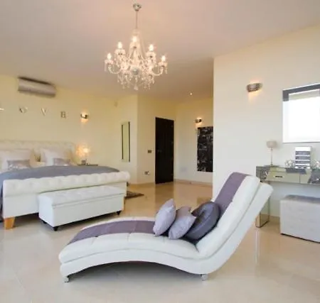 Willa In Puerto Del Carmen Sleeps 8 With Pool And Air Con *
